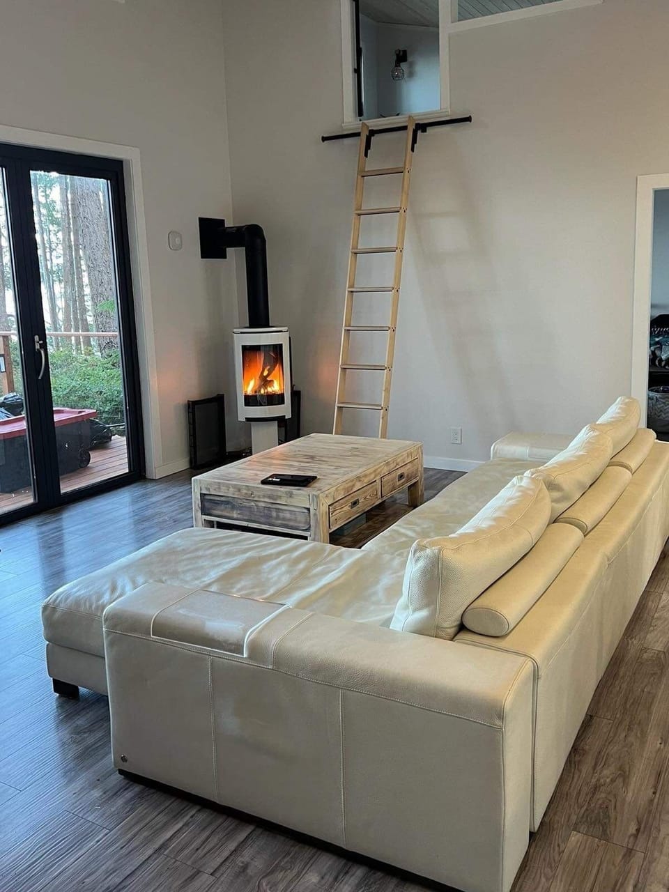 Cozy&scenic—warm up by the fireplace, open the doors, and breathe in the ocean.