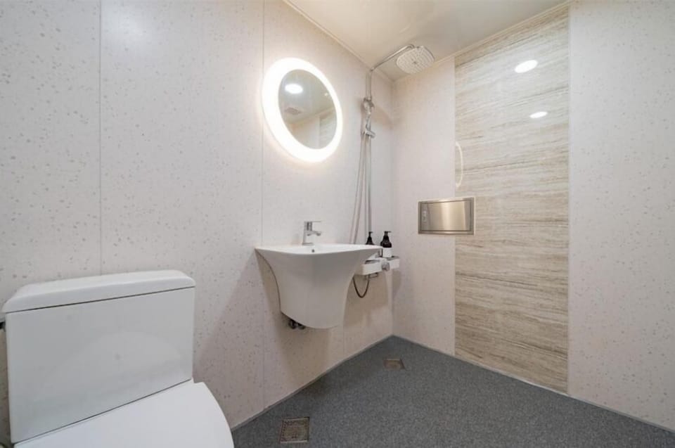 Deluxe Double Room | Bathroom