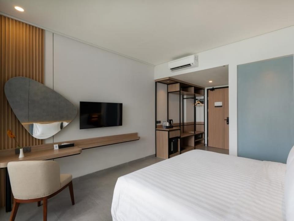 Superior Ocean View Queen Room | Premium bedding, minibar (free items), in-room safe, desk