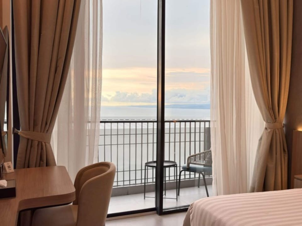 Premium bedding, minibar (free items), in-room safe, desk