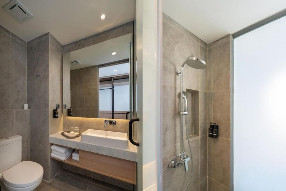 Shower, hydromassage showerhead, slippers, bidet