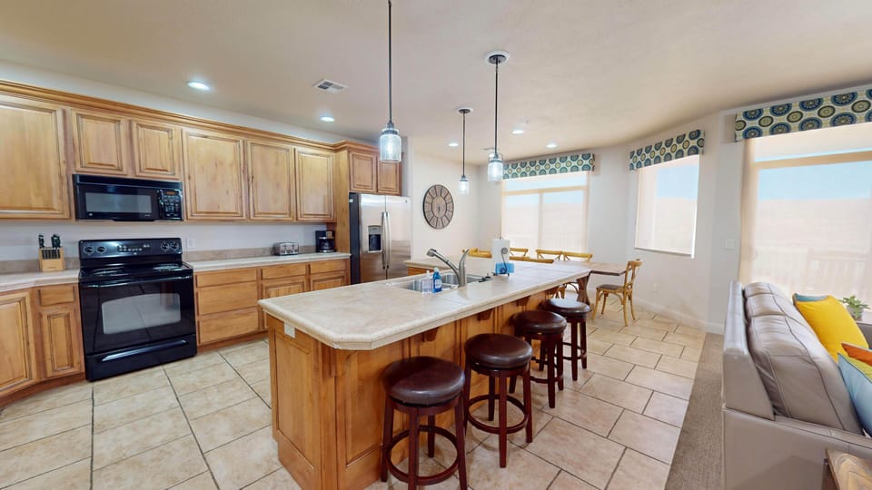 Fully Equipped Kitchen with Spacious Island/Dining Area