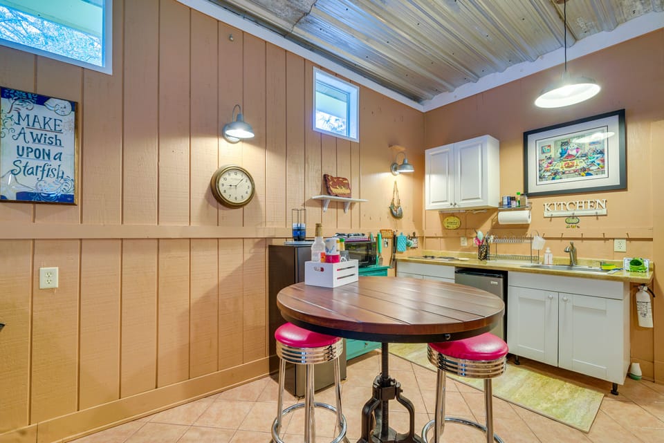 Kitchenette | 400 Sq Ft | Single-Story Unit | Free WiFi