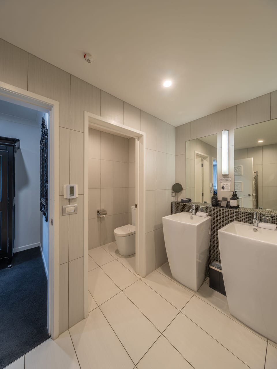 Swan Family | Bathroom | Separate tub and shower, deep soaking tub, rainfall showerhead