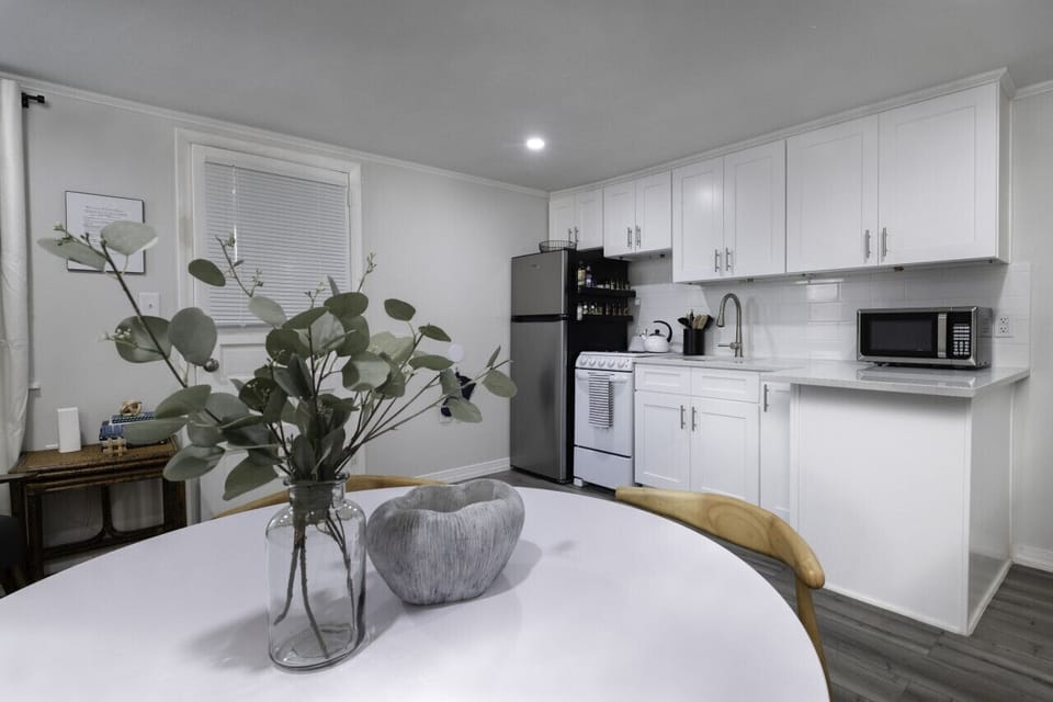 Small space, big convenience! Our modern kitchenette is fully equipped with a microwave, mini-fridge, and all the essential cookware for a quick and easy meal.