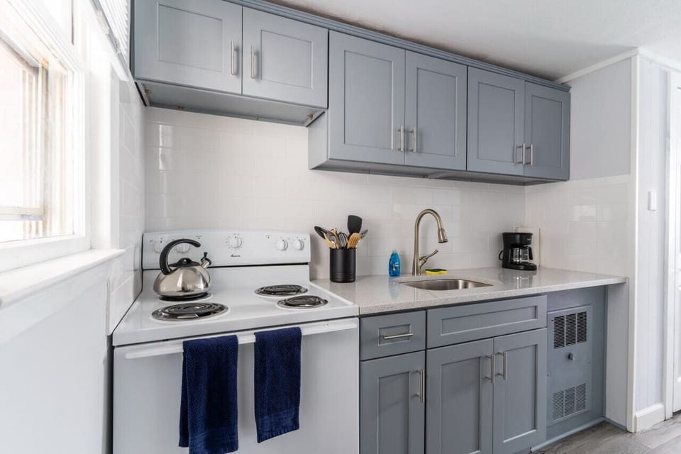 Small space, big convenience! Our modern kitchenette is fully equipped with a microwave, mini-fridge, and all the essential cookware for a quick and easy meal.