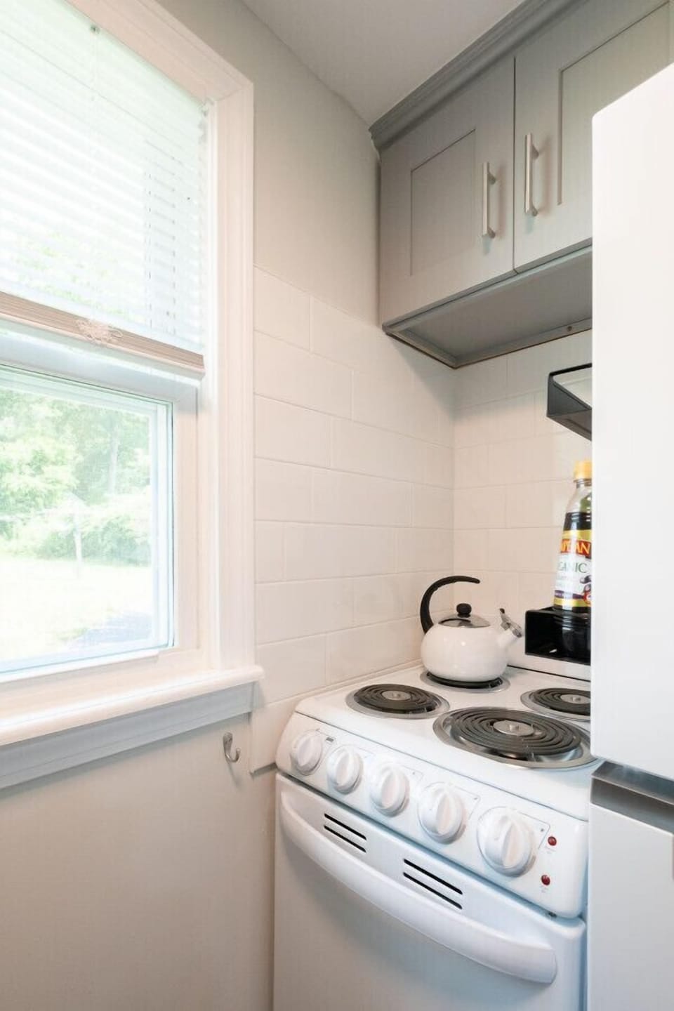 Small space, big convenience! Our modern kitchenette is fully equipped with a microwave, mini-fridge, and all the essential cookware for a quick and easy meal.