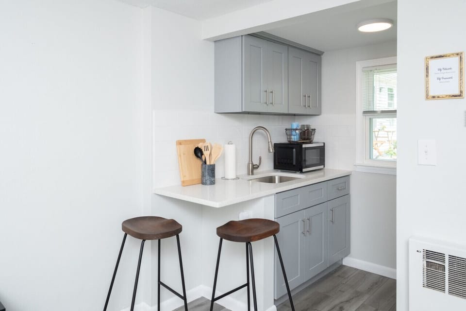 Small space, big convenience! Our modern kitchenette is fully equipped with a microwave, mini-fridge, and all the essential cookware for a quick and easy meal.