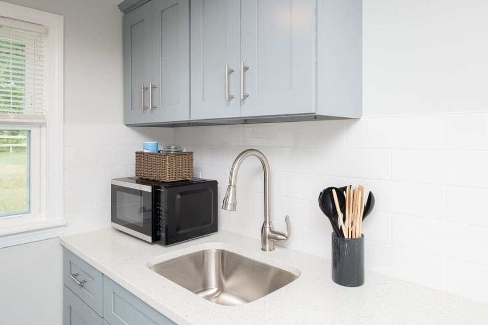 Small space, big convenience! Our modern kitchenette is fully equipped with a microwave, mini-fridge, and all the essential cookware for a quick and easy meal.