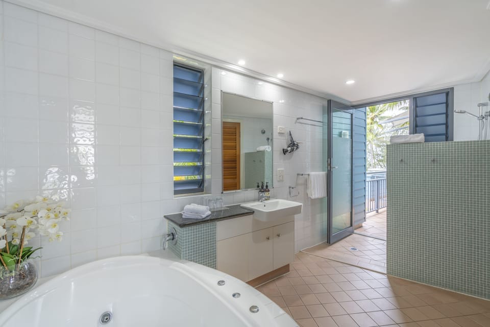 Suite (Peninsula) | Bathroom | Separate tub and shower, deep soaking tub, designer toiletries