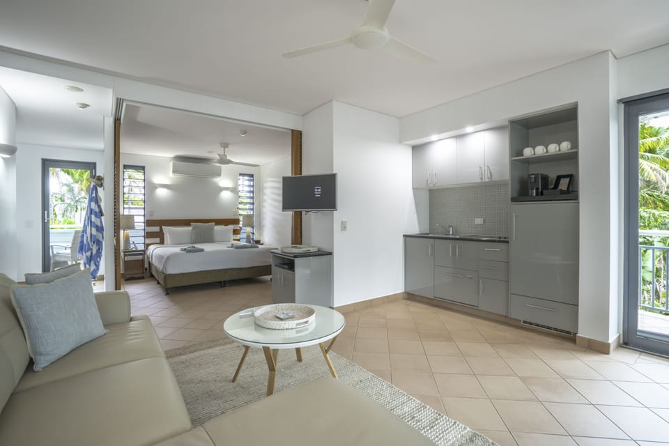 Suite (Peninsula) | Private kitchen | Full-size fridge, microwave, stovetop, dishwasher