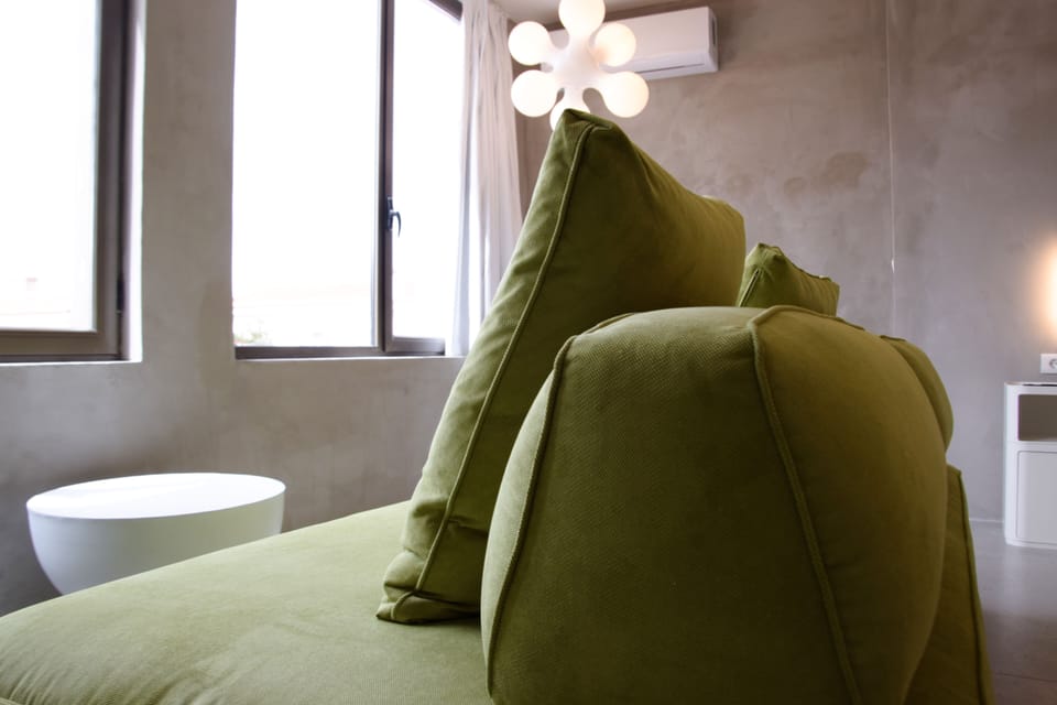 1 bedroom, hypo-allergenic bedding, down comforters, pillowtop beds