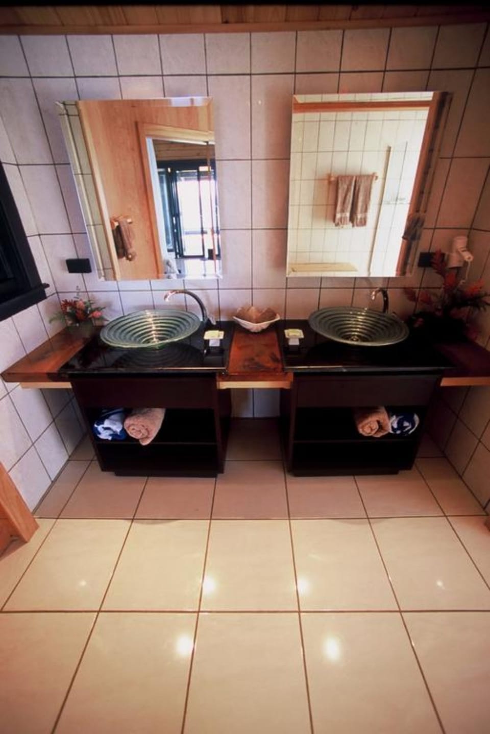 Shower, hair dryer, bathrobes, slippers