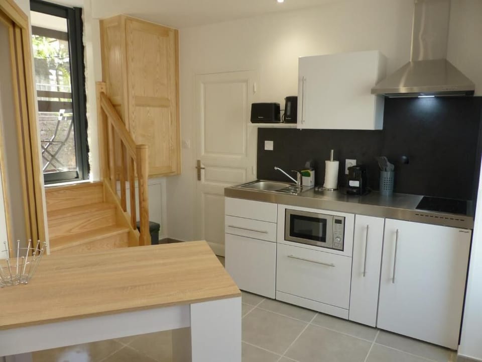 Traditional Studio, 1 Bedroom | Private kitchen | Shared fridge, electric kettle