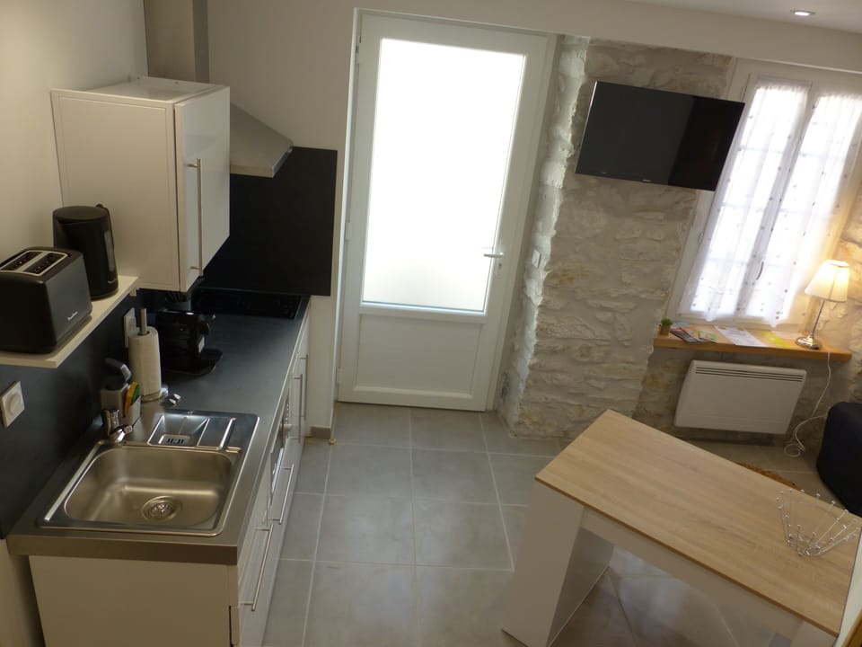 Traditional Studio, 1 Bedroom | Living area | 80-cm flat-screen TV with digital channels