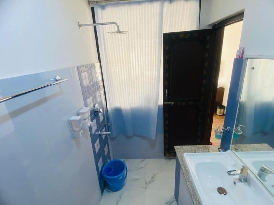 Deluxe Double Room, Mountain View | Bathroom | Combined shower/tub, towels