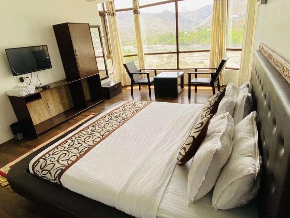 Deluxe Double Room, Mountain View | Desk, laptop workspace, bed sheets