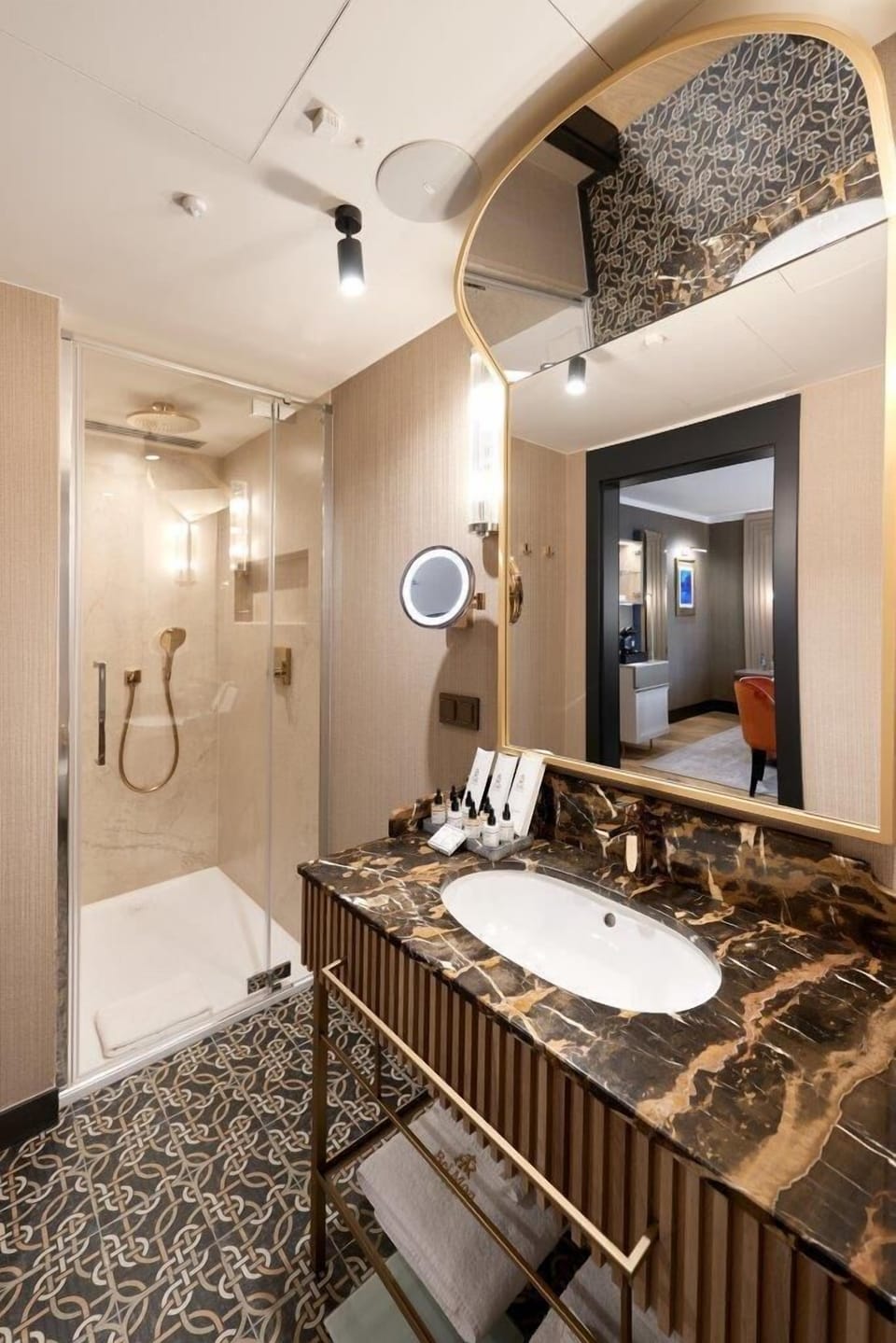 Comfort Double Room | Bathroom | Free toiletries, hair dryer, bathrobes, slippers