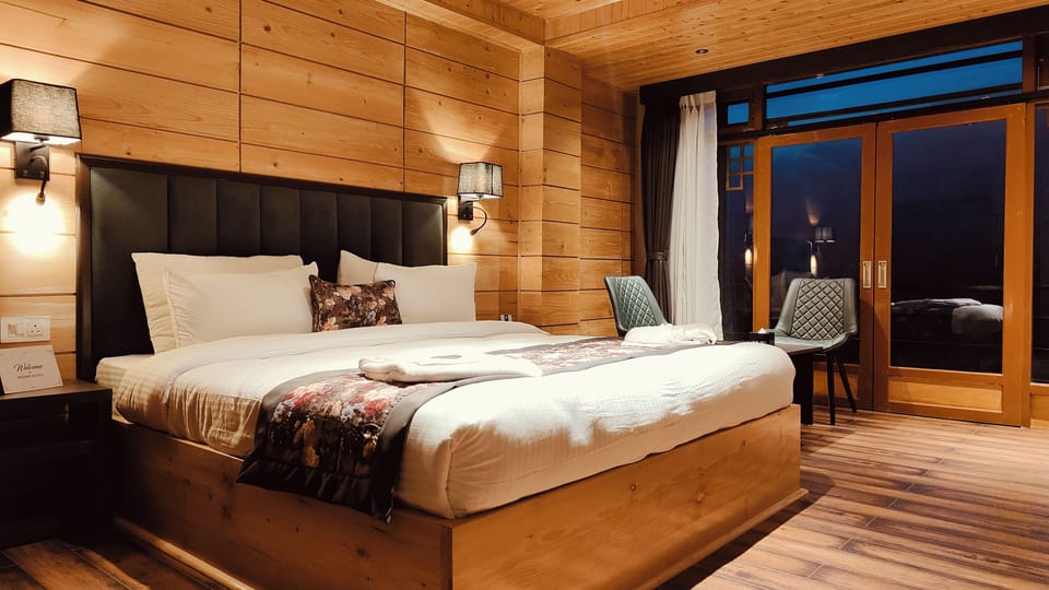Premium Room, 1 Double Bed, Balcony, Mountain View | Desk, blackout drapes, rollaway beds (surcharge), WiFi (free)
