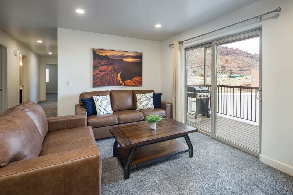 Living Area (Queen Size Pullout Couch)