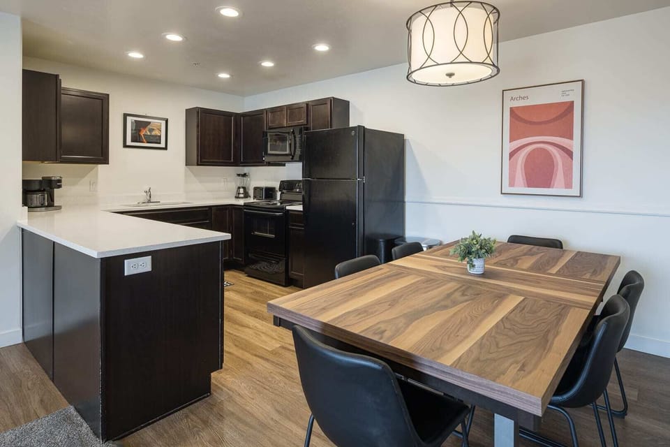 Kitchen & Dining for 8