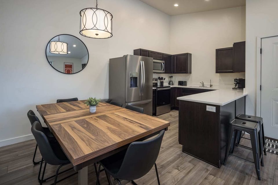 Kitchen & Dining
