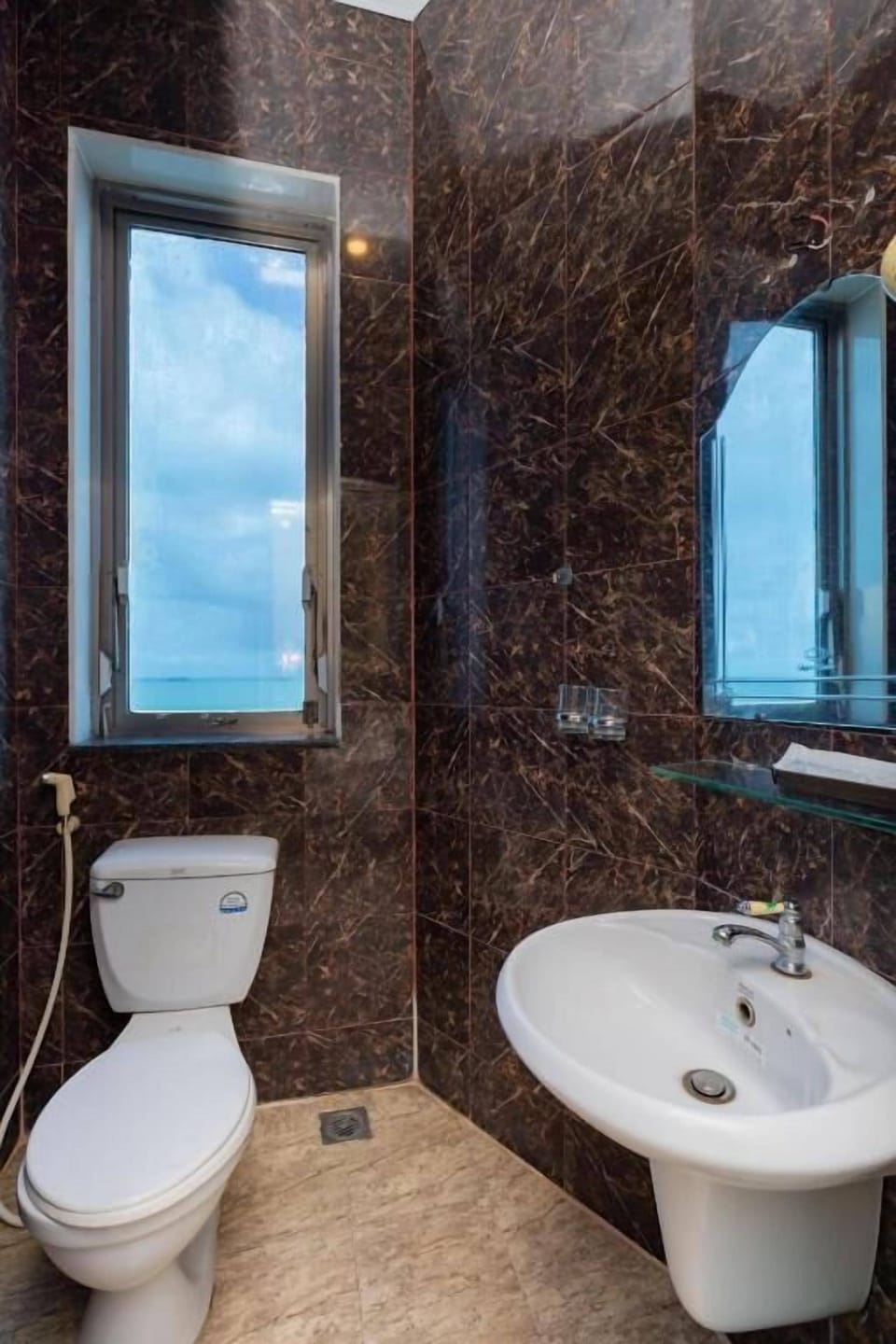 Separate tub and shower, hydromassage showerhead, free toiletries