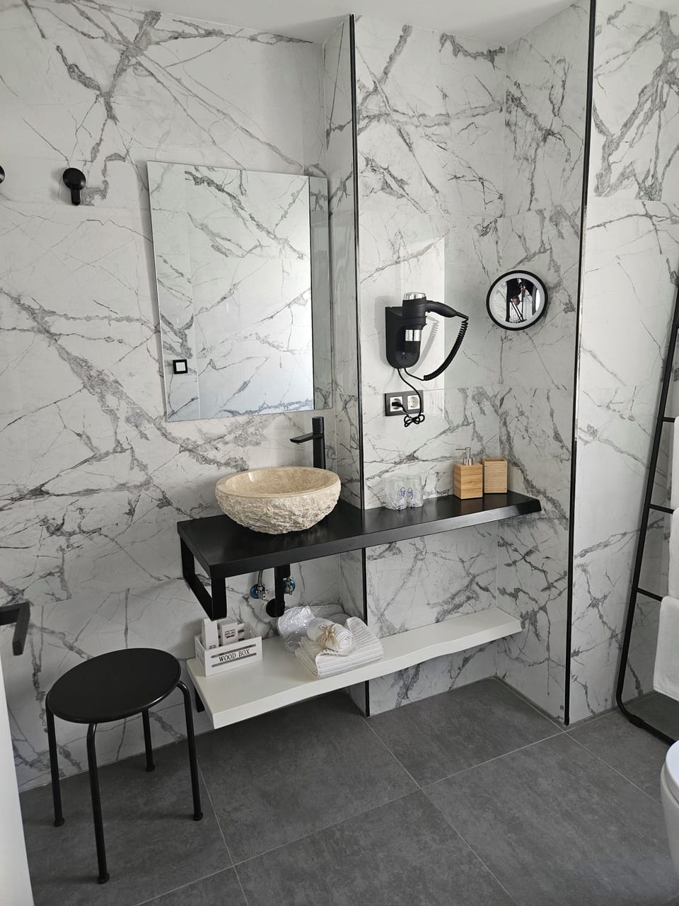 Comfort Double Room, City View (Callosa d´en Sarria) | Bathroom | Shower, rainfall showerhead, designer toiletries, hair dryer
