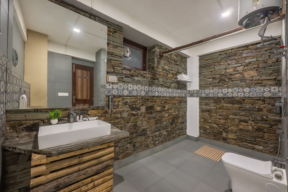 Mountain View Junior Suite with Private Balcony | Bathroom | Shower, free toiletries, bidet, towels