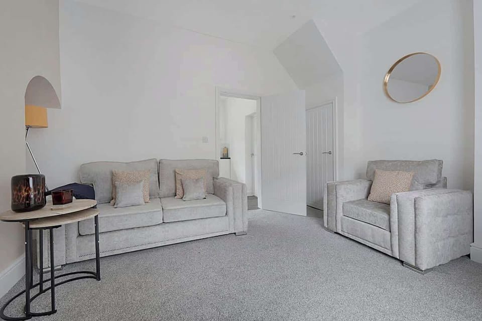 Spacious living room equipped with a SMART TV with Netflix and plenty of space to sit down and relax. 