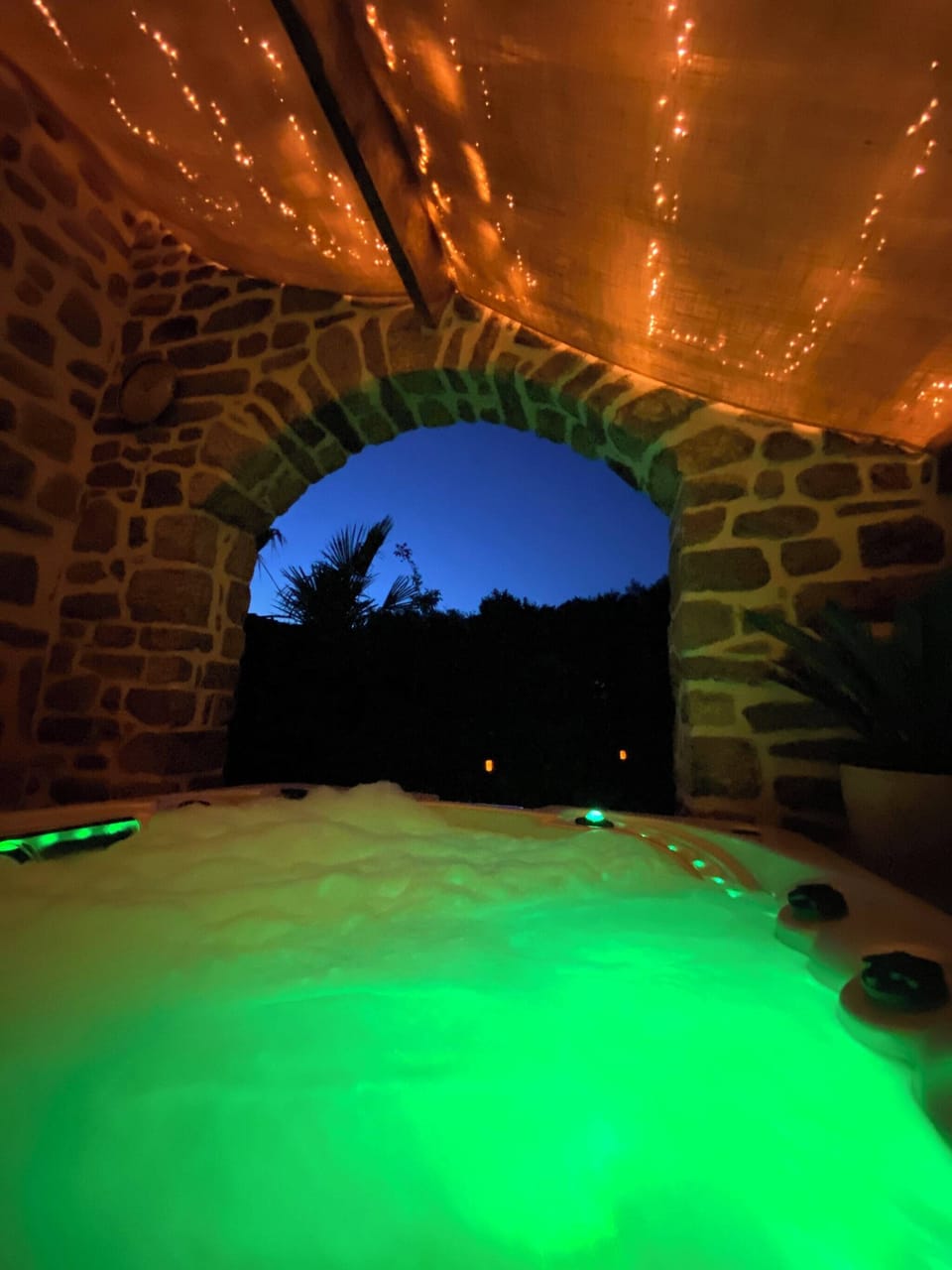 Outdoor spa tub