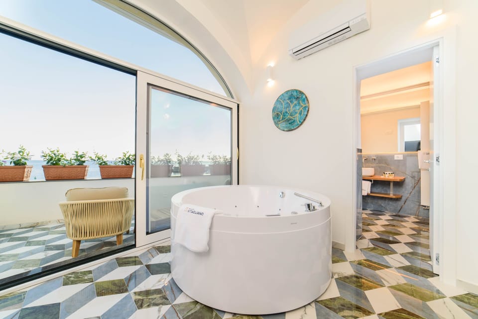 Room, Hot Tub | Premium bedding, memory foam beds, in-room safe, desk