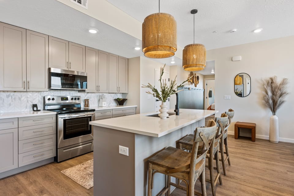 Condo, 3 Bedrooms | Private kitchen | Fridge, oven, coffee/tea maker, electric kettle