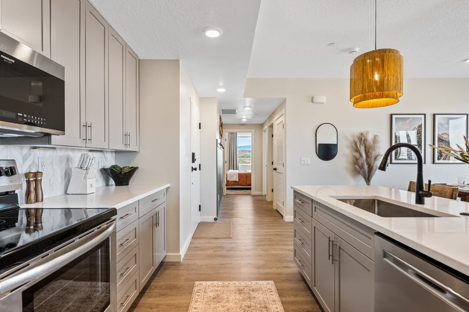 Condo, 3 Bedrooms | Private kitchen | Fridge, oven, coffee/tea maker, electric kettle