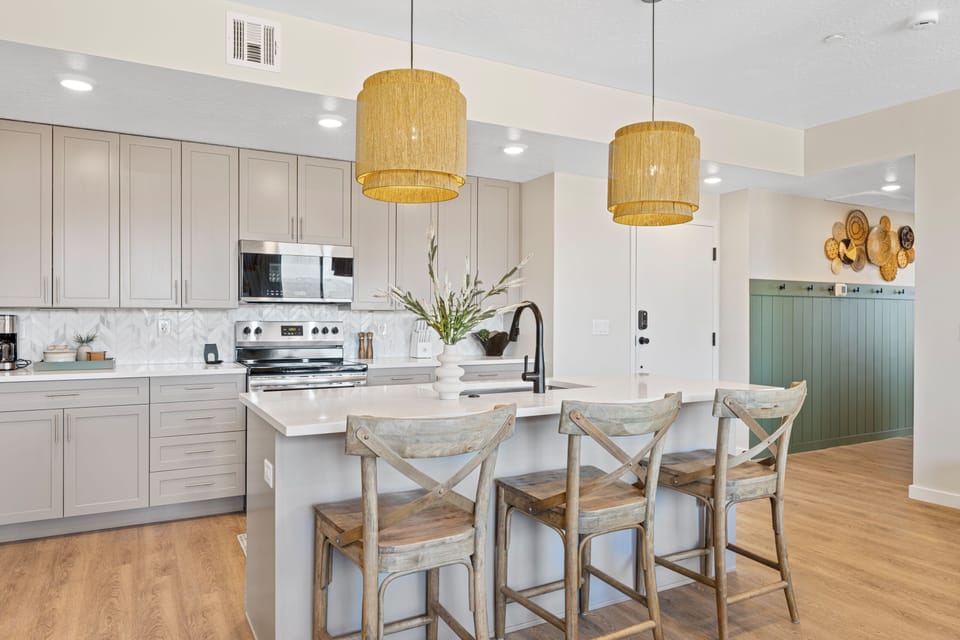 Condo, 3 Bedrooms | Private kitchen | Fridge, oven, coffee/tea maker, electric kettle