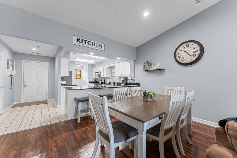 Condo, 2 Bedrooms | Dining