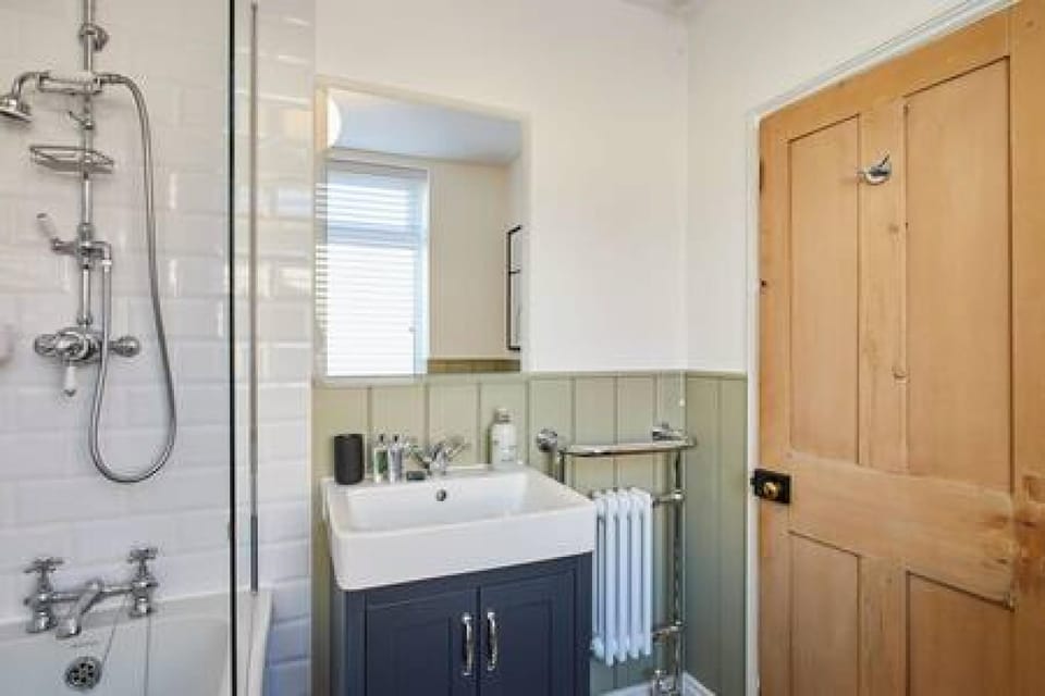 Host Stay Penny Farthing Cottage House in England