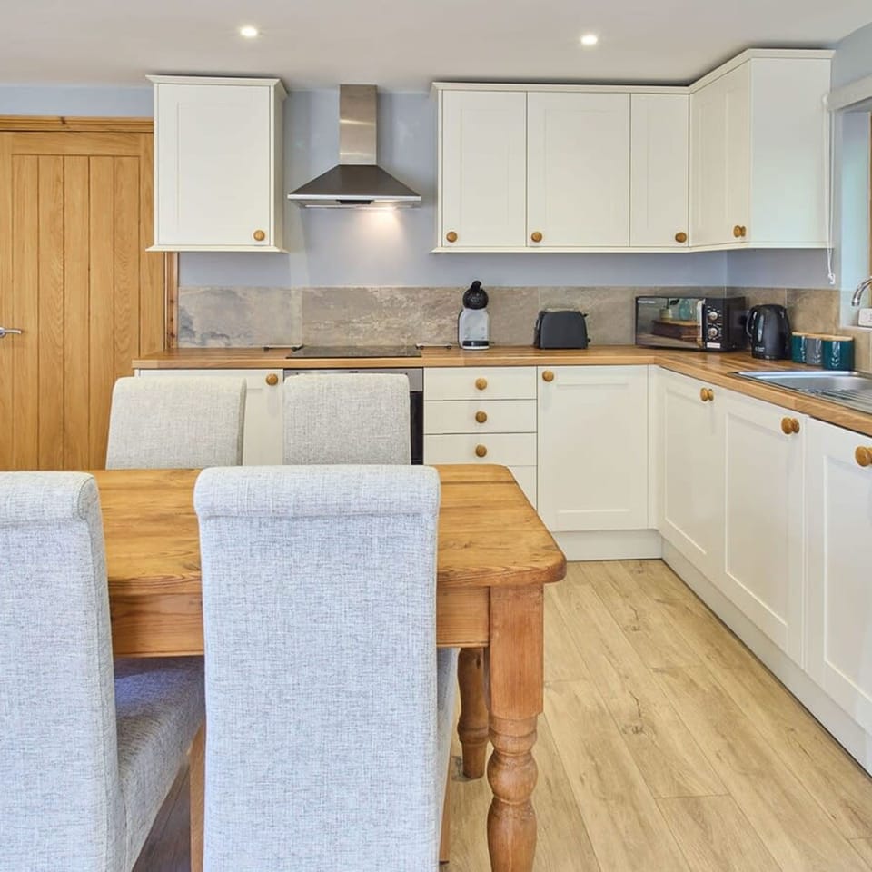 House | Private kitchen | Fridge, stovetop, electric kettle, toaster