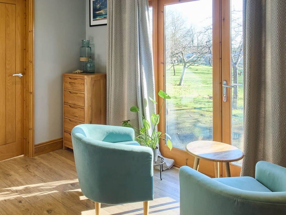 House | 1 bedroom, desk, iron/ironing board