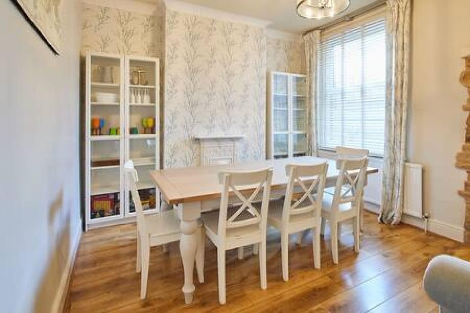House | Iron/ironing board