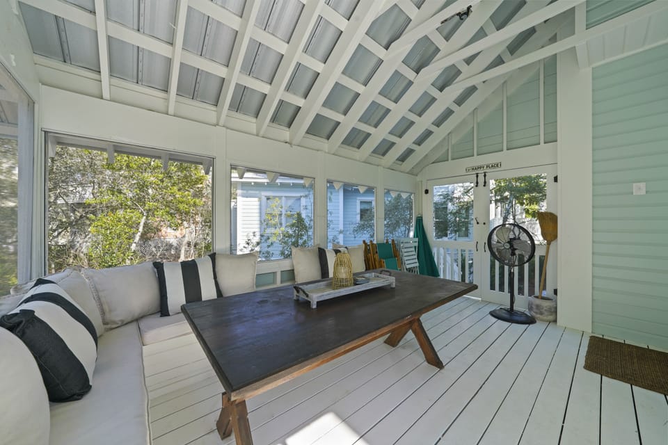 SCREENED PORCH OFF KITCHEN W/OUTDOOR DINING