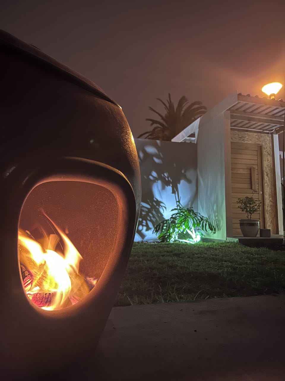 Outdoor fire pit