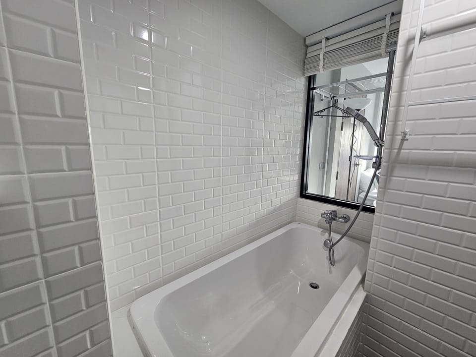 Standard Room, 1 King Bed, Bathtub, City View | Bathroom | Shower, hair dryer, bidet, towels