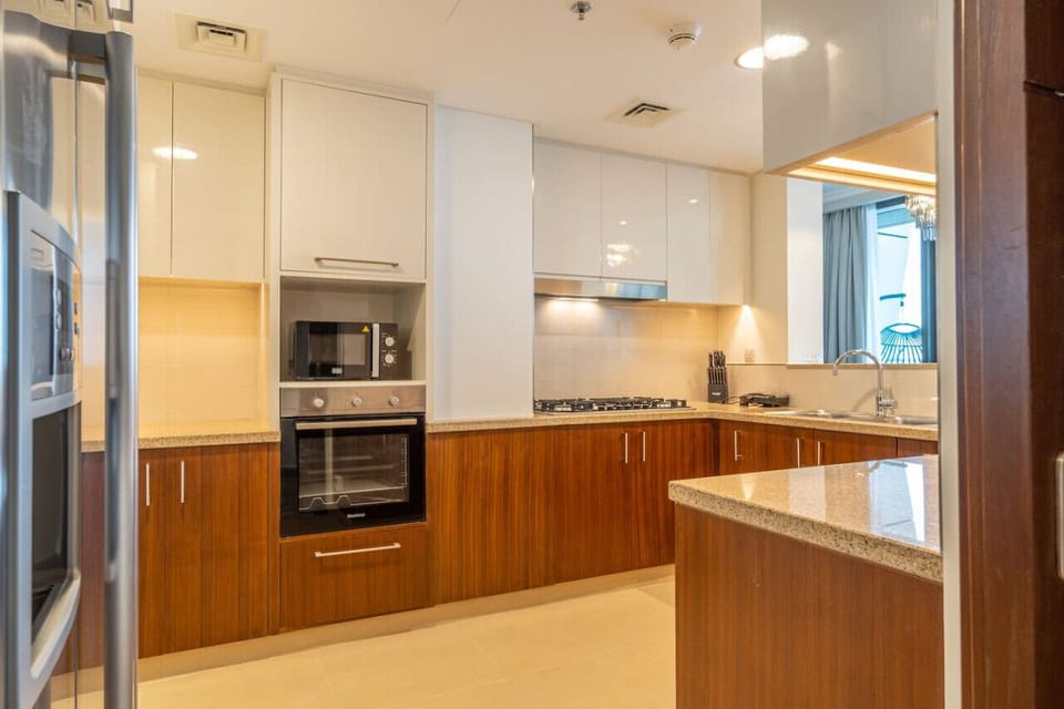 Kitchen: Gourmet delights await in this modern kitchen with sleek appliances and vibrant views!
