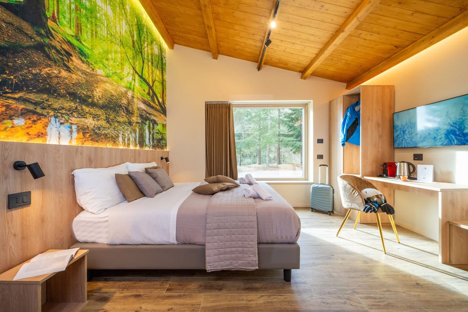 Deluxe Suite, Courtyard View | Frette Italian sheets, premium bedding, down comforters, minibar