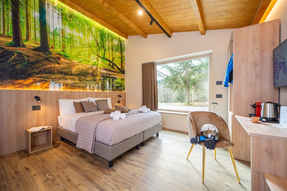 Deluxe Suite, Courtyard View | Frette Italian sheets, premium bedding, down comforters, minibar