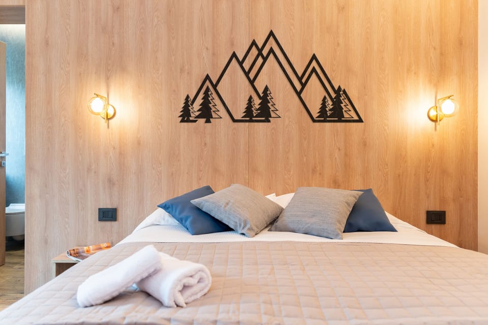 Business Double or Twin Room, Courtyard View | Frette Italian sheets, premium bedding, down comforters, minibar