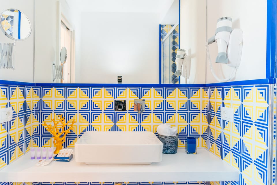 Deluxe Double Room | Bathroom | Shower, rainfall showerhead, free toiletries, hair dryer