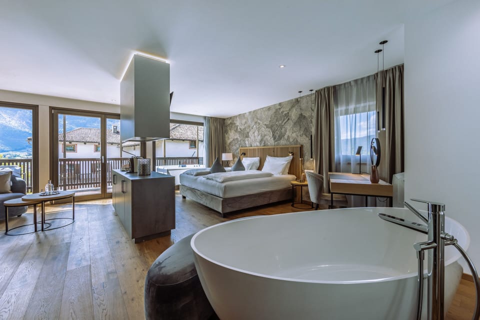Grand Suite, Jetted Tub, Mountain View | Hypo-allergenic bedding, in-room safe, blackout drapes, soundproofing