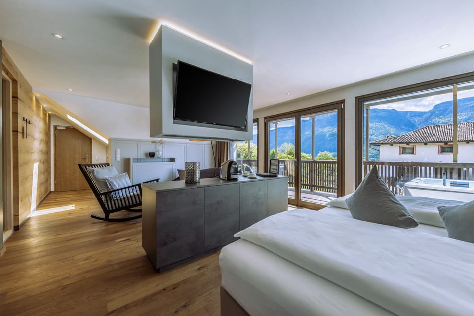 Grand Suite, Jetted Tub, Mountain View | Hypo-allergenic bedding, in-room safe, blackout drapes, soundproofing
